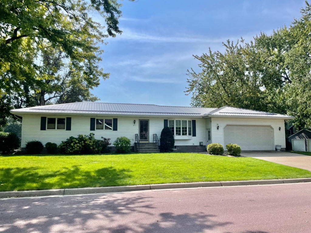 211 E Van Dusen Street, Springfield