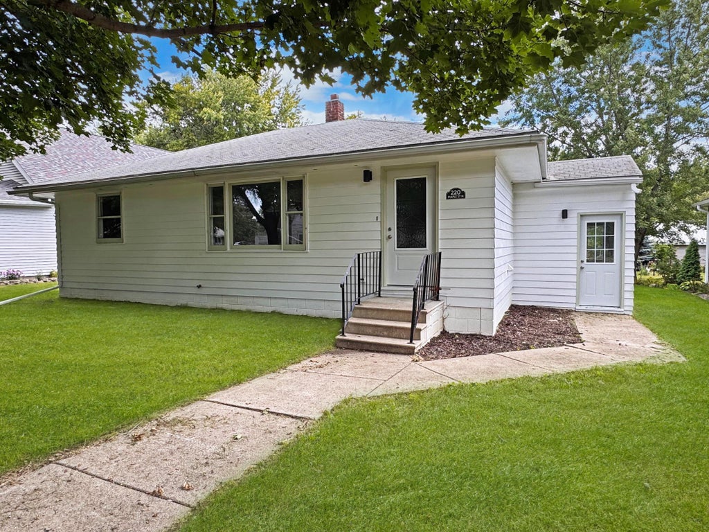 220 Maple Street N, Balaton