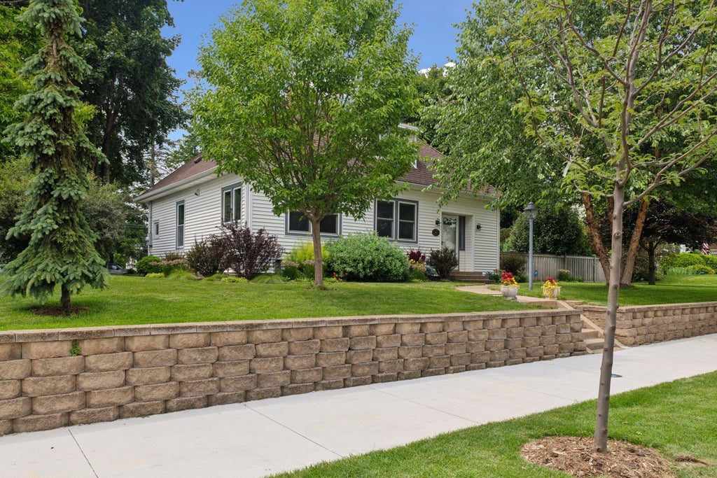 324 8th Avenue N, Hopkins