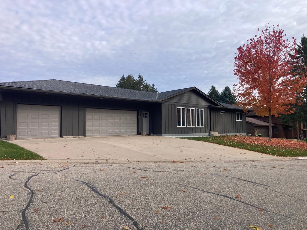 905 Larson Drive, Zumbrota