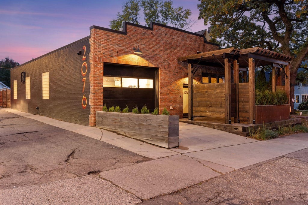 2076 Grand Avenue, Saint Paul