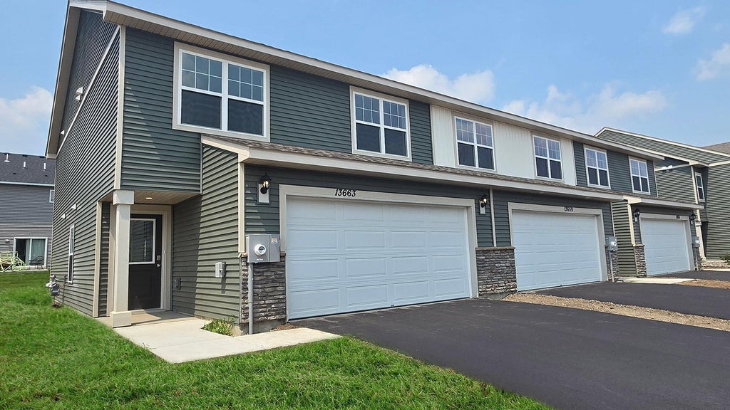 13672 Kaylemore Trail, Rosemount