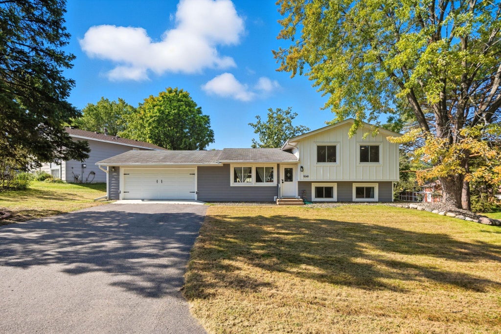 9549 Yorkshire Lane, Eden Prairie