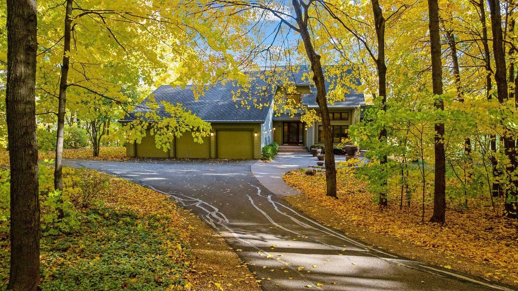 100 Black Oaks Lane N, Plymouth