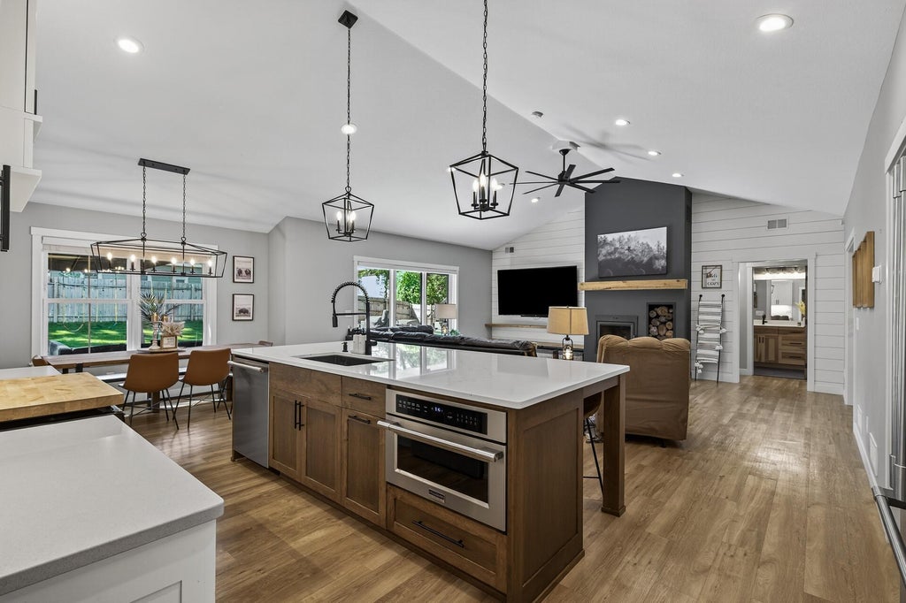 208 Iris Street, Mahtomedi