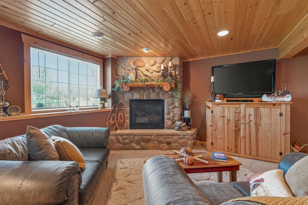 11122 16th Street Ne, St Michael