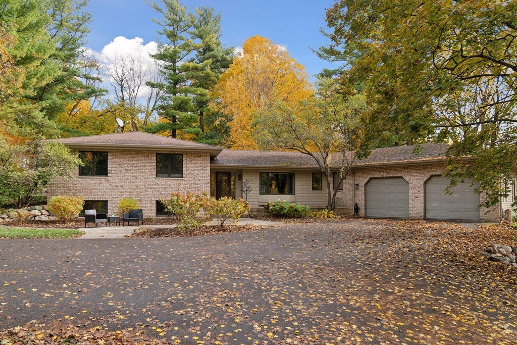 4015 E Valley Road, Deephaven