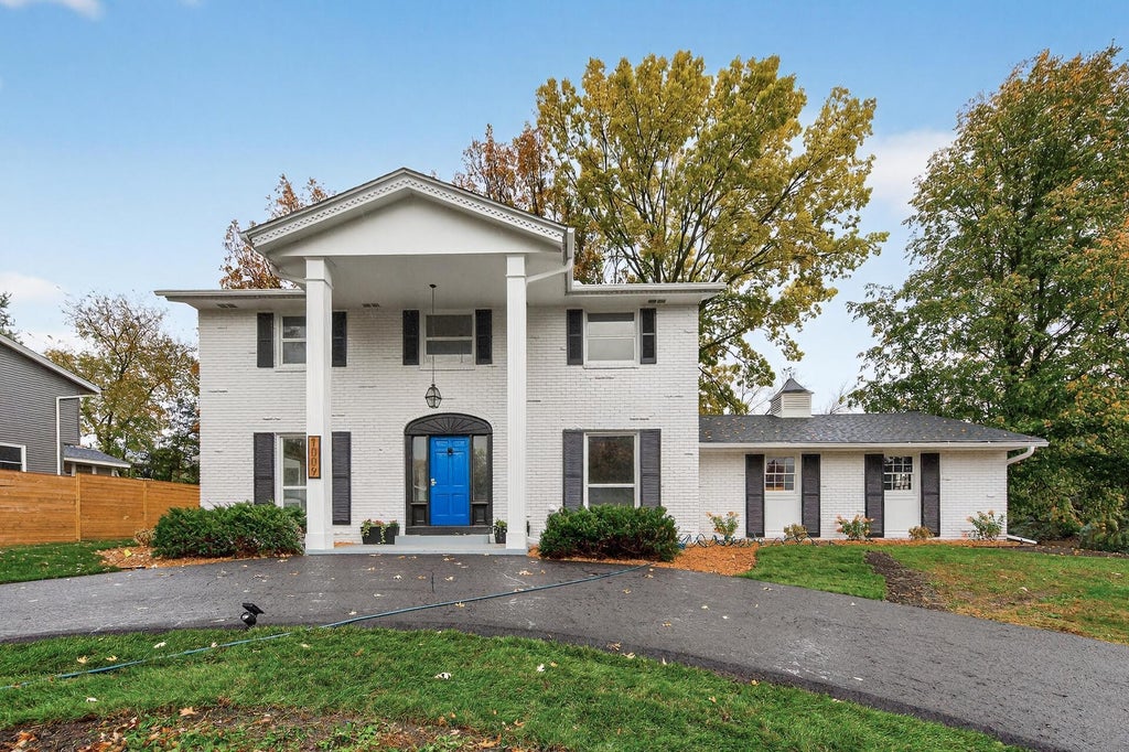 1009 Knob Hill Road, Burnsville