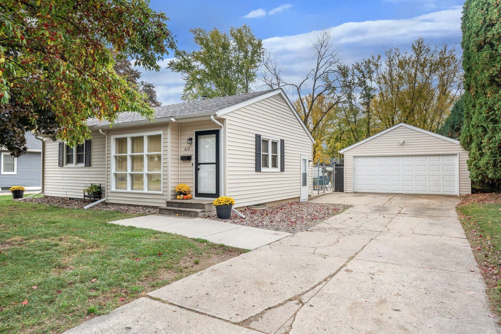 613 E University Street, Owatonna