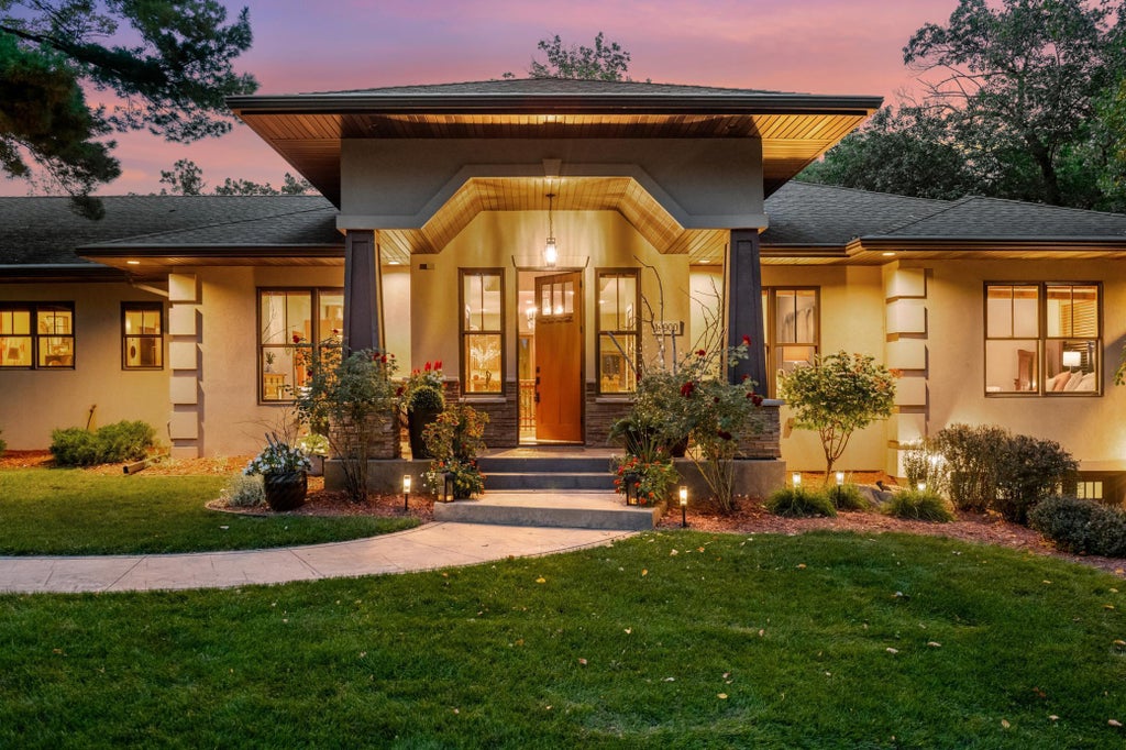 19900 Cottagewood Road, Deephaven