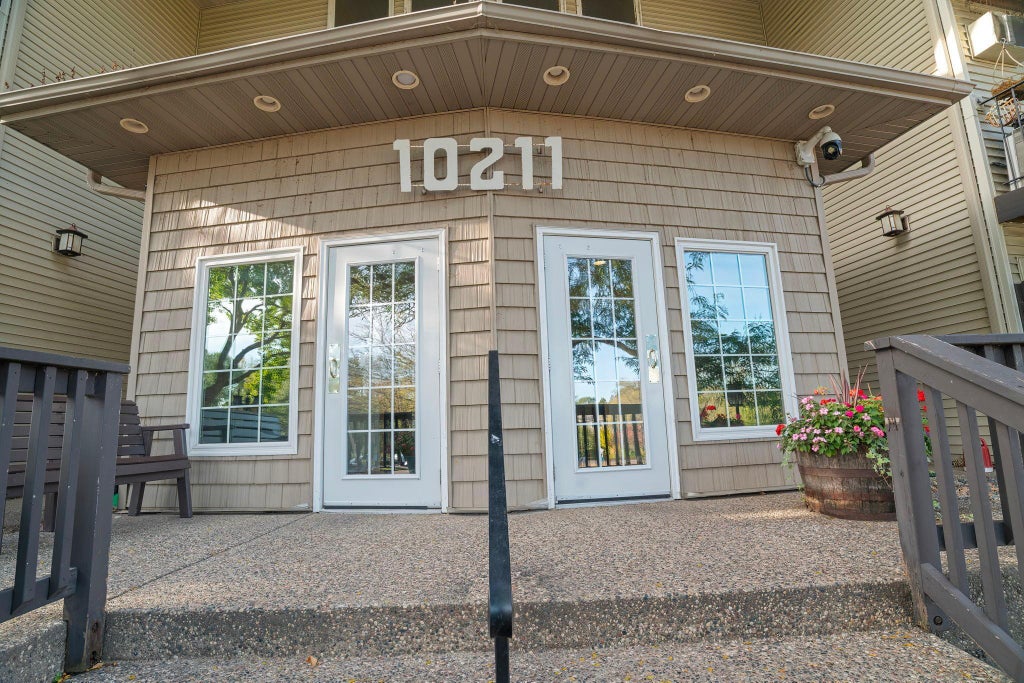 10211 Cedar Lake Road 208, Minnetonka