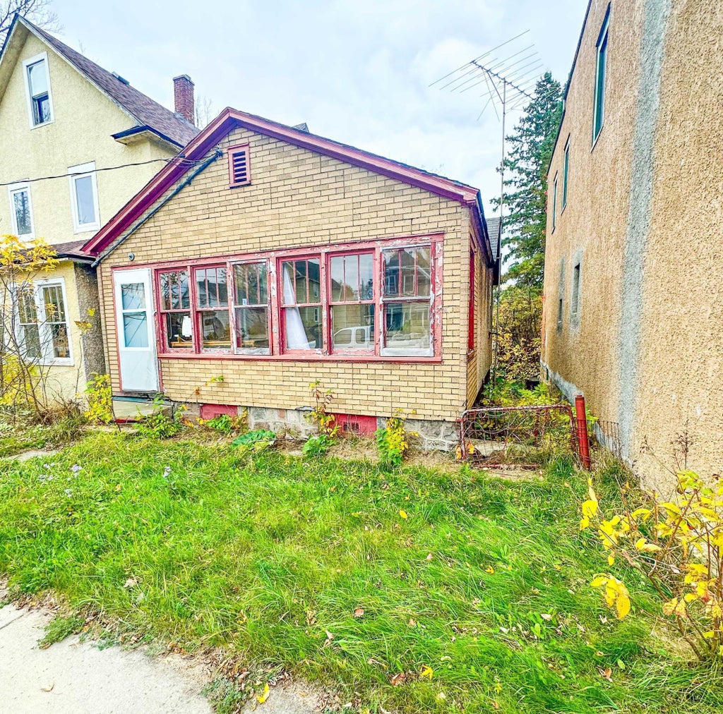 216 Central Avenue Sw, Chisholm