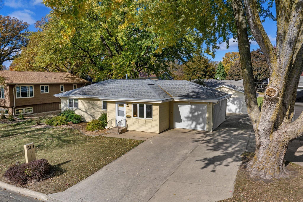 313 Glenn Road, Albert Lea