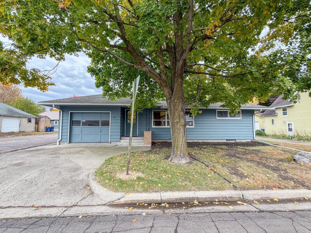 1043 Chase Avenue, Gibbon