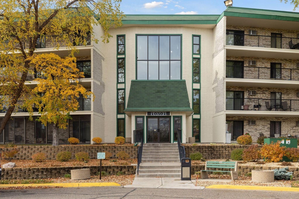 10501 Cedar Lake Road 206, Minnetonka