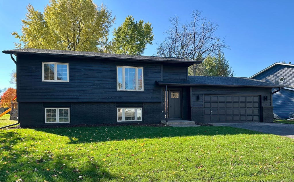 1052 Ticonderoga Trail, Eagan