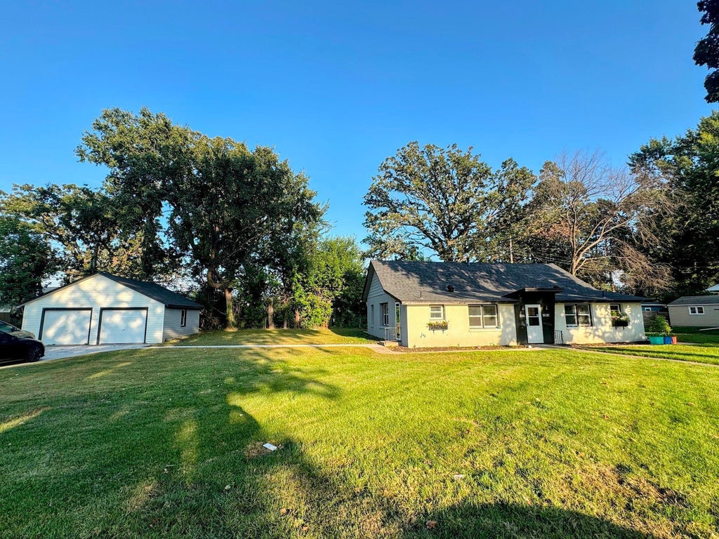 5020 Welcome Avenue N, Crystal