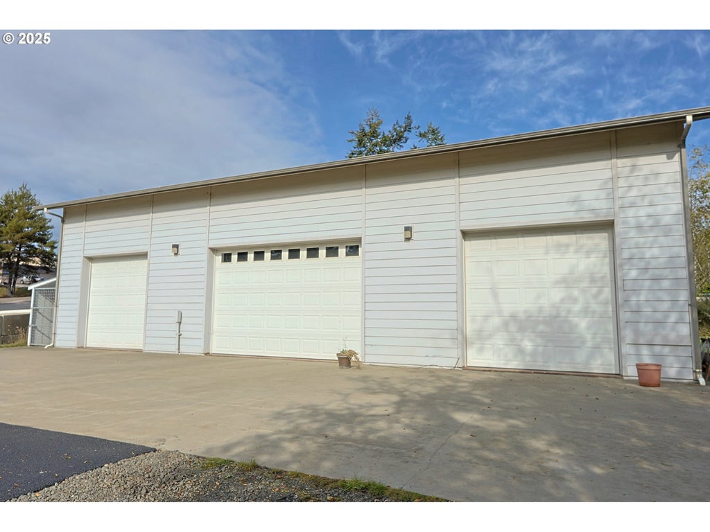 565 Lindy Ln, Coos Bay