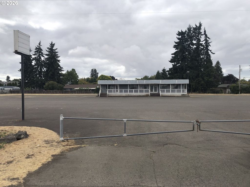 378 S Hwy 99, Junction City