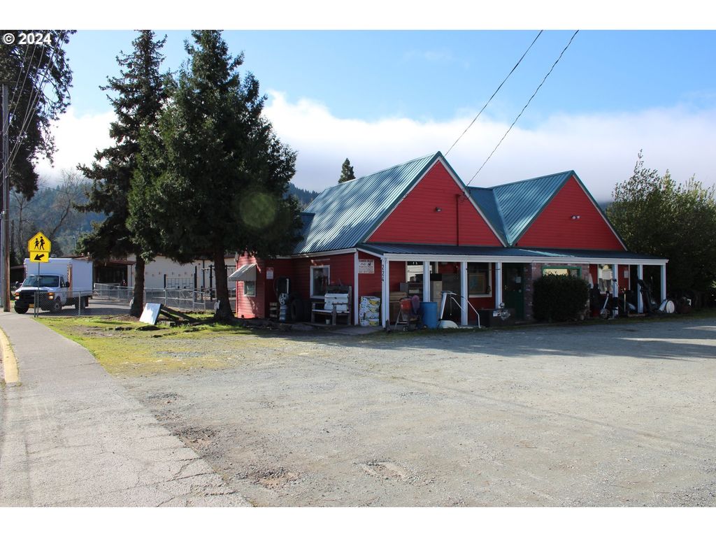 224 N Main St, Canyonville