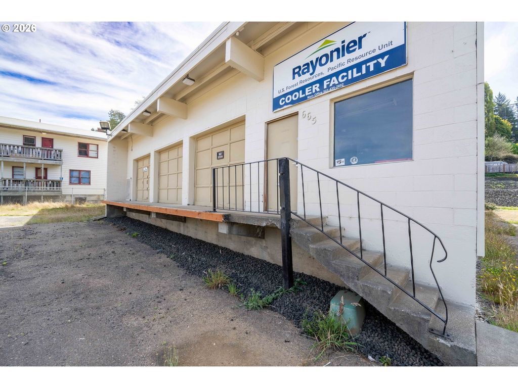 665 Hemlock Ave, Coos Bay