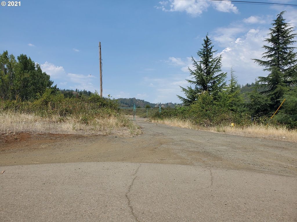436 Quarry Rd, Roseburg