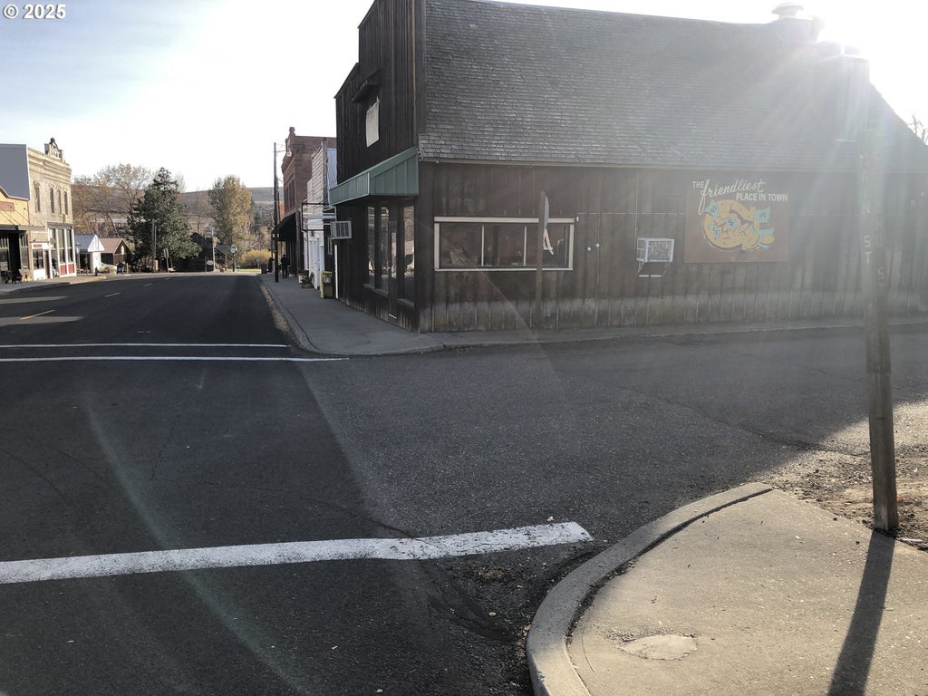 181 N Main St, Dufur