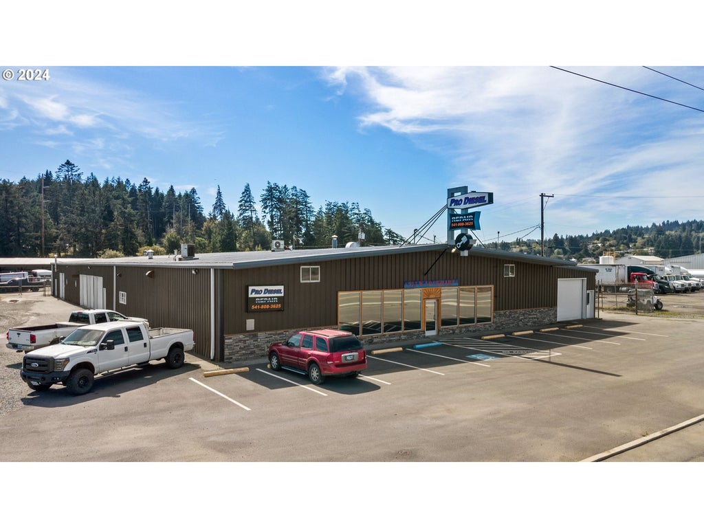 225 W Lockhart Ave, Coos Bay