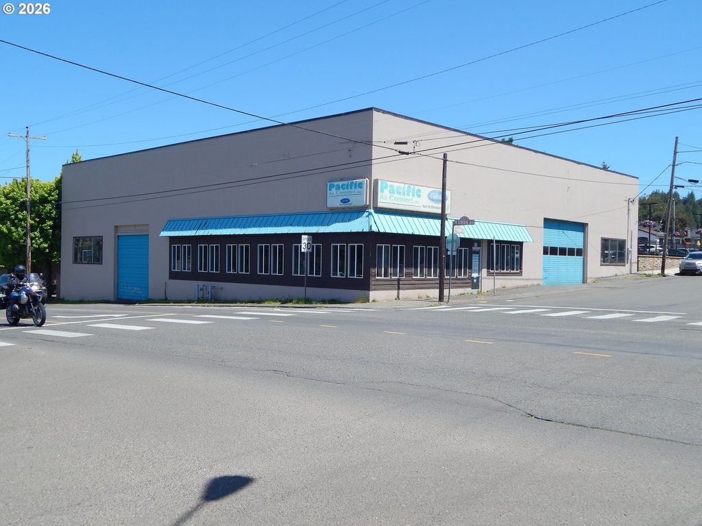 16 E 3rd St, Coquille