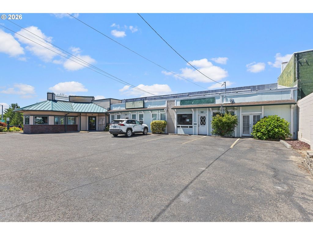 31 N Adams St, Coquille