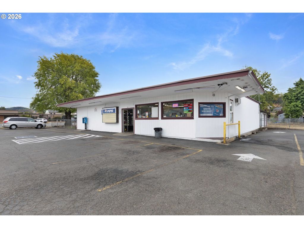 4432 Carnes Rd, Roseburg