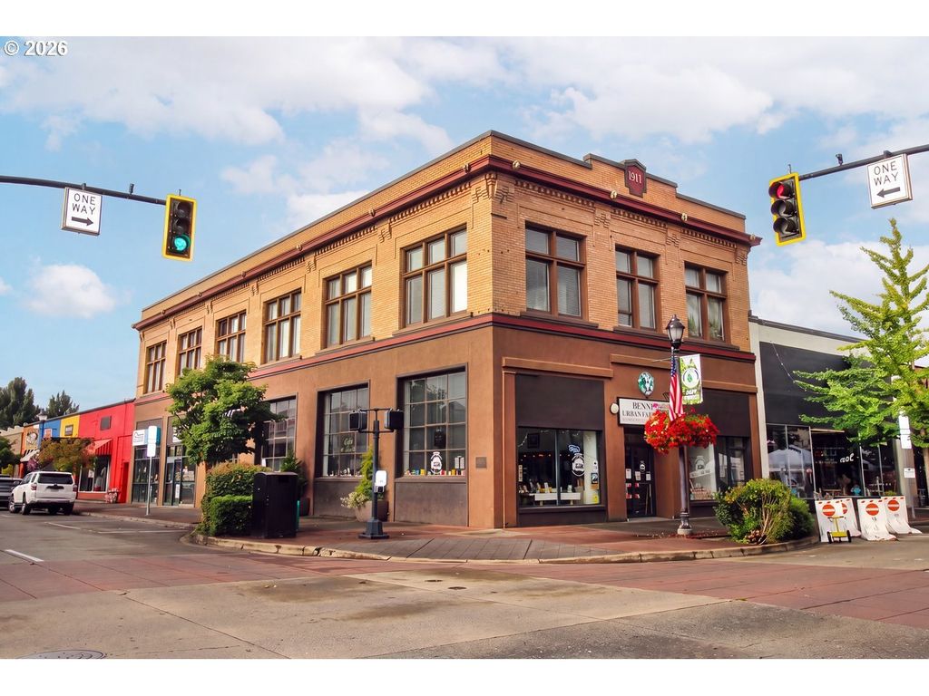 276 E Main St, Hillsboro