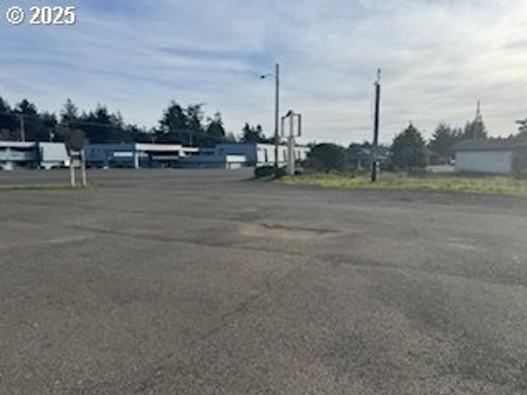 1073 Highway 101, Florence