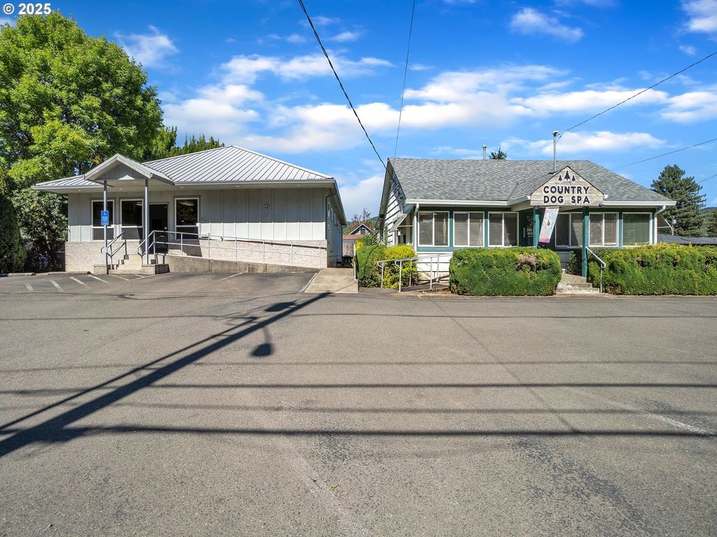 711 W Main St, Sheridan