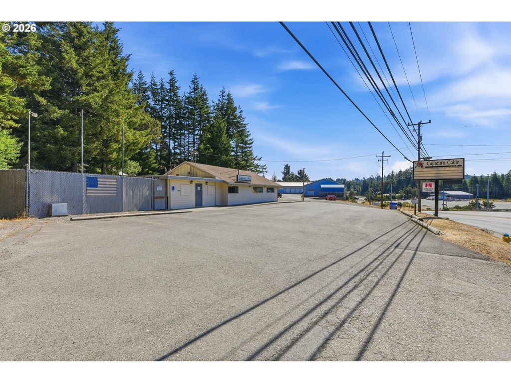 3290 Ocean Blvd, Coos Bay