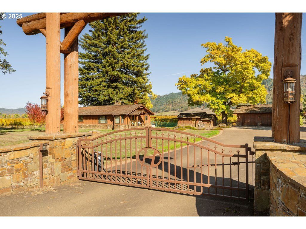 8690 Lookingglass Rd, Roseburg