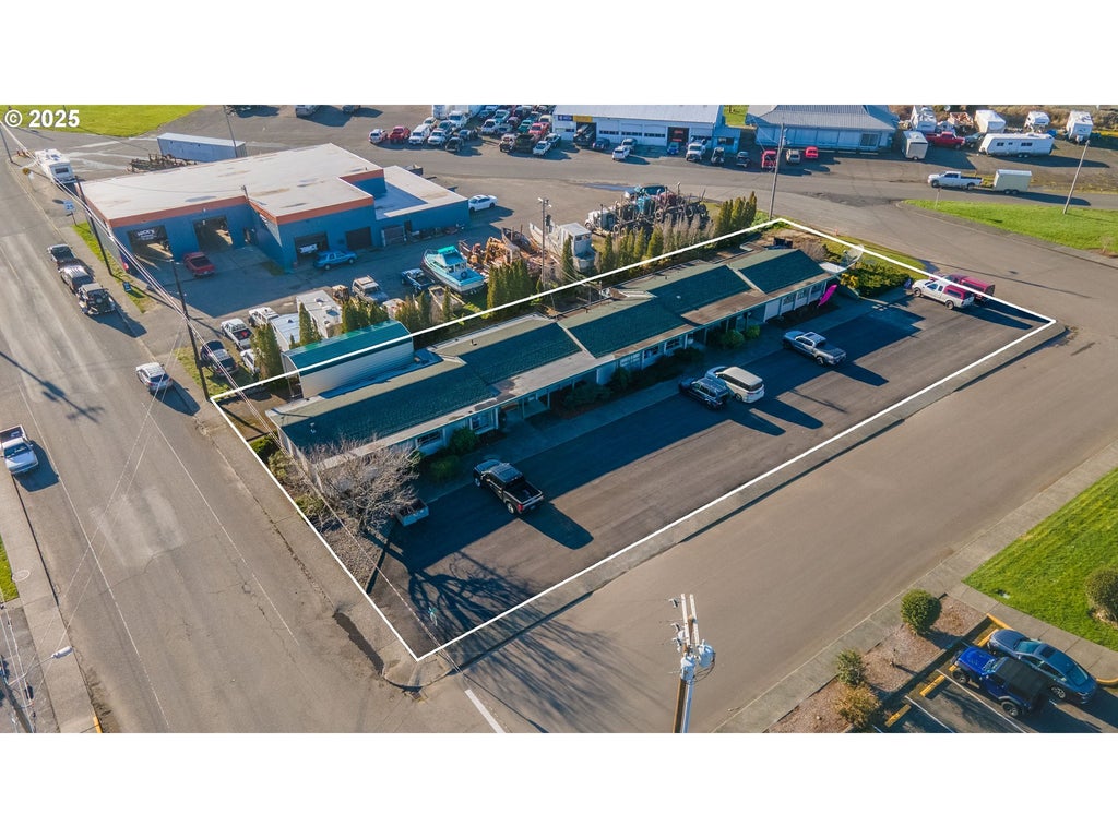 108 N 7th St, Reedsport