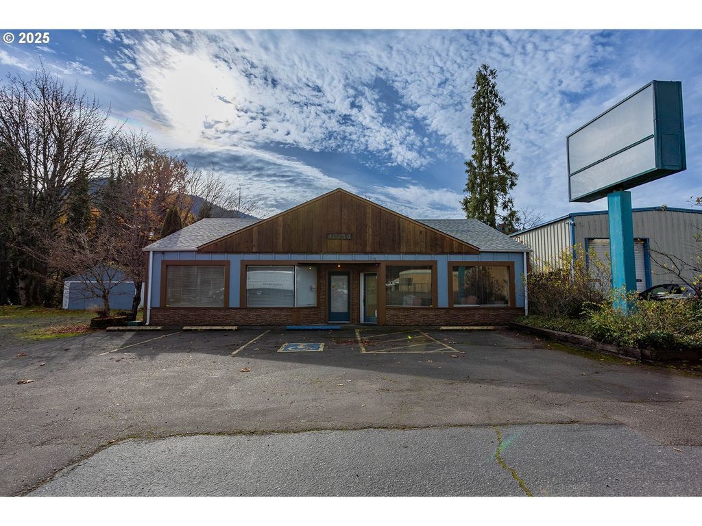 48134 Highway 58, Oakridge