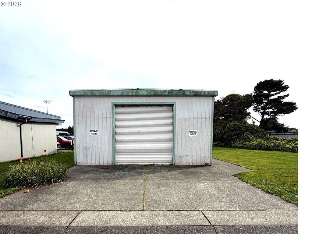 485 9th St, Bandon