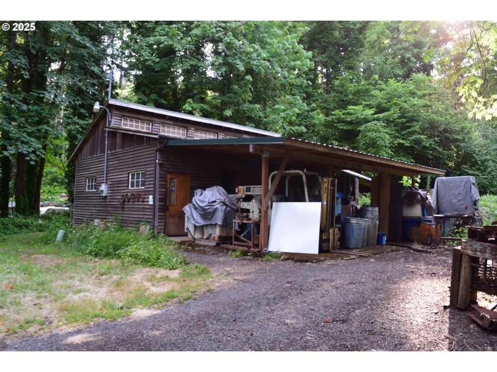 44561 Mckenzie Hwy, Leaburg