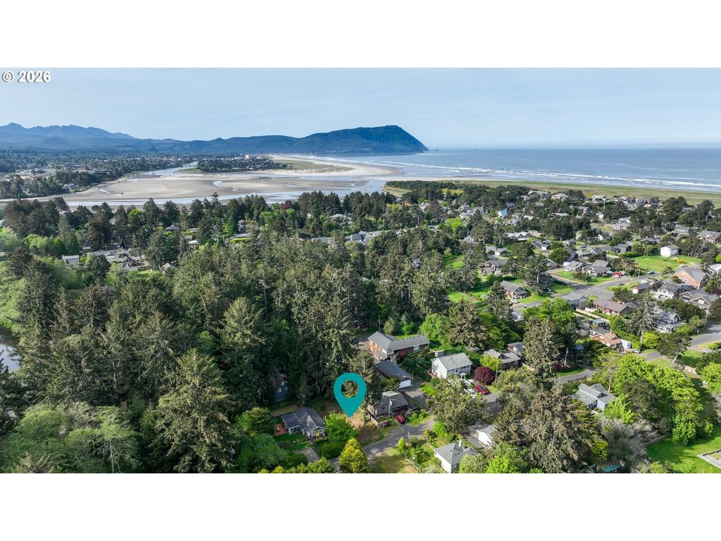 B St, Gearhart