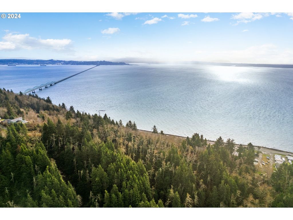 Marine Ln, Chinook