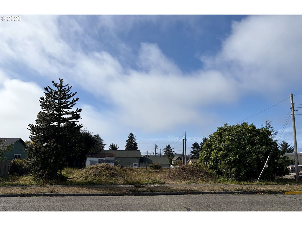 312 S Wall St, Coos Bay