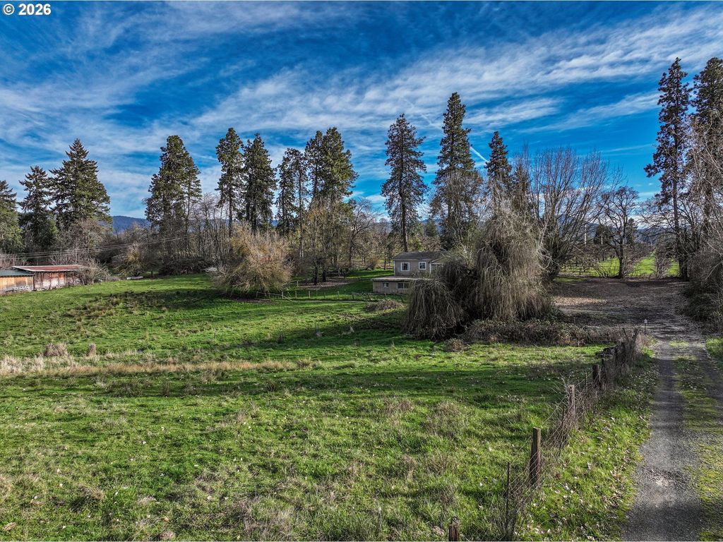 2739 Wyeast Rd, Hood River