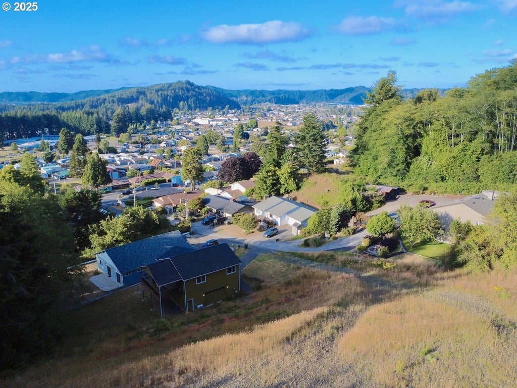 925 Bellevue Dr, Reedsport