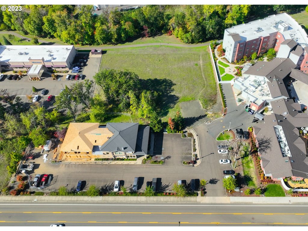 2470 Nw Edenbower Blvd #2, Roseburg