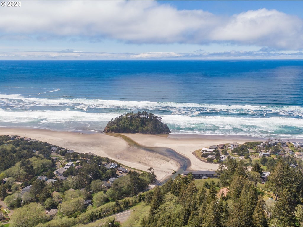 4800 Valley View Dr, Neskowin