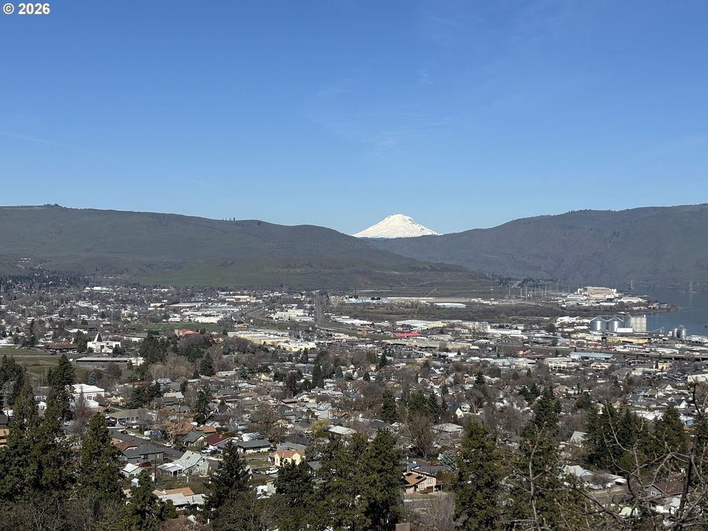 321 E Scenic Dr, The Dalles