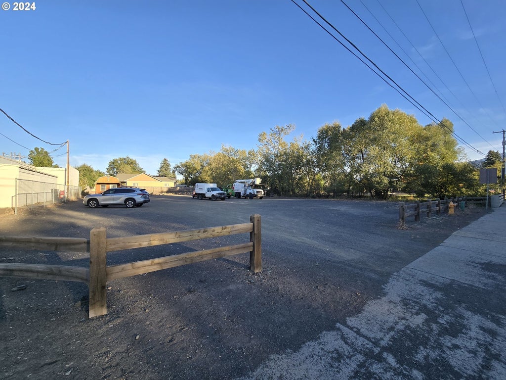 River St, Enterprise