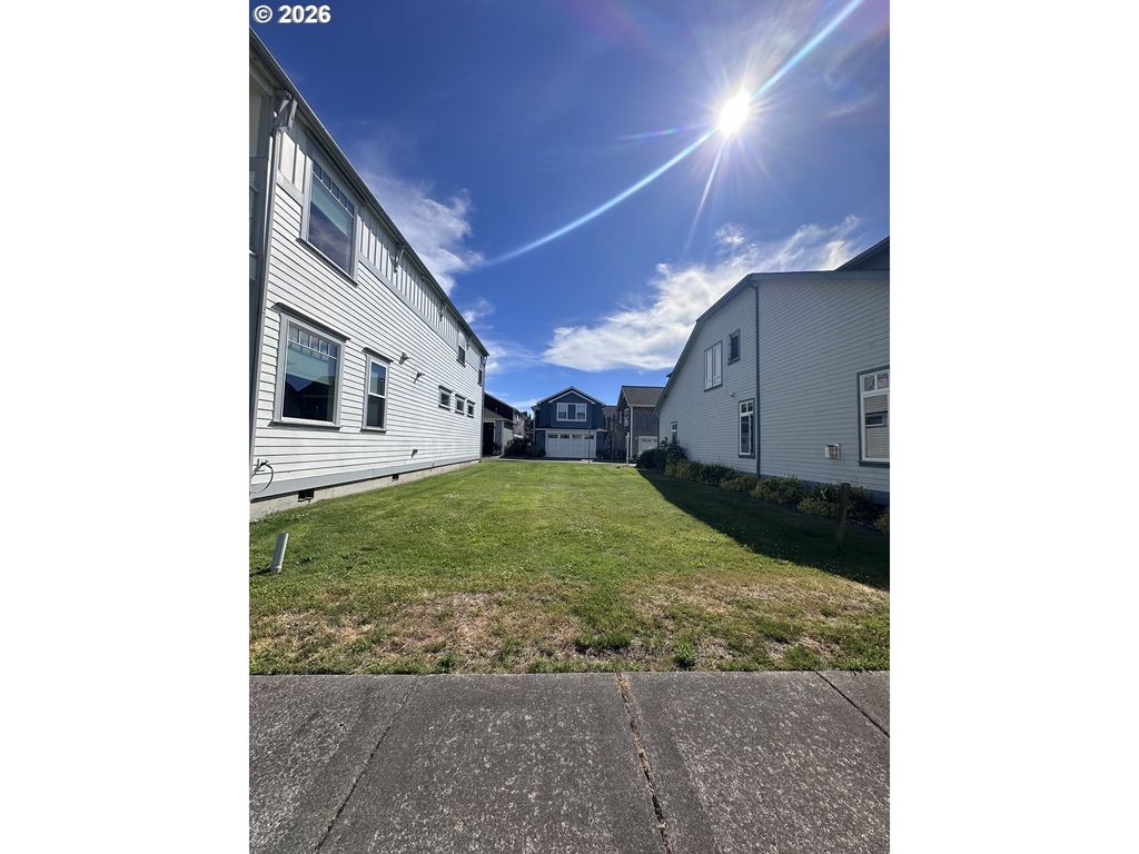 240 Round House Rd, Astoria
